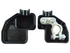 Czarna dwuczęściowa osłona klemy z oczkiem na słupek – na klemę z dwoma śrubami M6