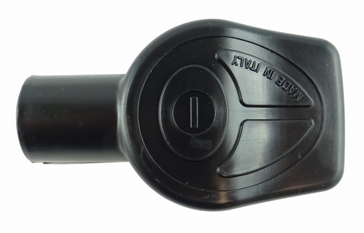 czarna prosta osłona klemy minusowej.jpg