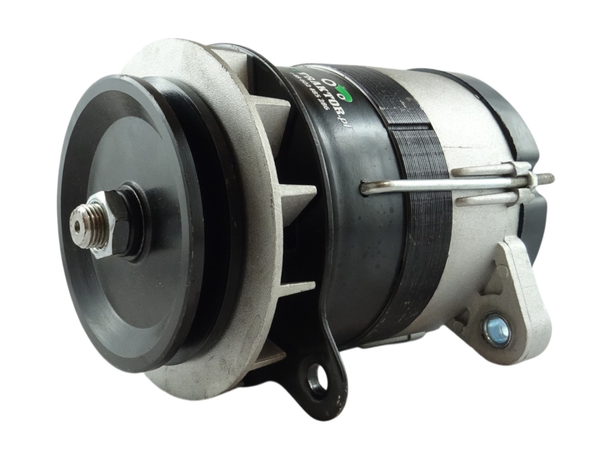 Nowy alternator 14V 50A 700W do Władimirca T-25 – ujęcie pod kątem.