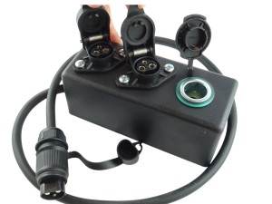 Puszka: 2x gniazdo 3-pin + gniazdo zapalniczki / rozdzielacz